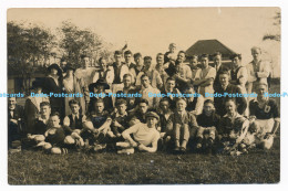 C000786 The Men Sports Team Is Sitting In The Meadow. 1923 - Monde