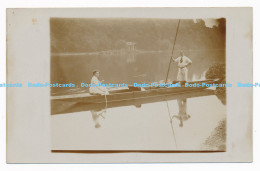 C000796 A Man With A Woman In A Boat. Postcard - Monde