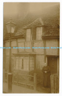 C000342 Unknown Place. House. Lantern. Woman - World