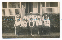 C000892 The Women Sports Team Is Sitting At Home. Rose Madeleine. 1917 - Monde