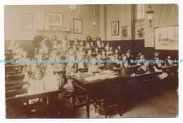 C000897 Unknown School. Children Sit In The Classroom - Monde