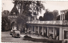 32. BARBOTAN LES THERMES.  CPA . LES BAINS CLAIRS ET LA VIEILLE PORTE. VOITURES. ANNÉE 1953 + TEXTE - Barbotan