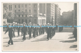 C000907 Men In Naval Uniforms Walk Down The Street. Majestic Photo Service - Monde