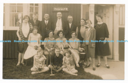 C000911 Rodslyn. Men And Women With Children Stand By The House - Monde