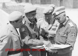 Commandant Des Forces De UNEF I Dans Le Sinaï, Lt. Gen. Gyani Avec Des Officiers Yougoslaves Et Danois, Égypte - Guerre, Militaire