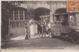 Lourdes, Embarquement Des Malades Dans L'autobus-taxi, Hôpital N.D. Des Douleurs - Otros & Sin Clasificación