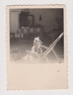 Cute Girl On Sun Chair, Scene, Odd Vintage Orig Photo 6x8.5cm. (1432) - Personnes Anonymes