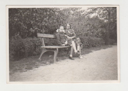 Woman And Girl, Portrait On Bench, Scene In Park, Vintage Orig Photo 8.8x6cm. (33183) - Anonymous Persons