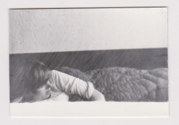 Person In Bed, Odd Unfocused Scene, Vintage Orig Photo 9.2x6.3cm. (1403) - Anonymous Persons