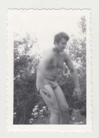 Shirtless Man With Swimming Trunks, Odd Unfocused Scene, Vintage Orig Photo 6x8.5cm. (26296) - Personnes Anonymes