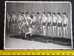 #17   Muscular Man Men Homme  Guys Sport Team Shirtless Gay Int Old Photo - Anonymous Persons