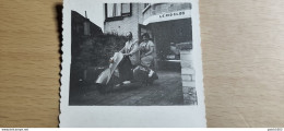 VESPA AVEC UN COUPLE DEVANT LE NID CLOS - Motos