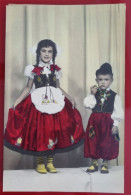 PH - Ph Original - Couple De Petits Enfants Habillés En Costumes Posant Avant Une Fête - Personnes Anonymes
