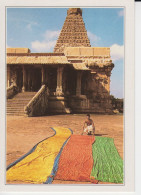 Tanjore Temple De Brihadishvara Inde  Prêtre Soies Colorés Tour Pyramidale Vimana   2 Scs - Inde