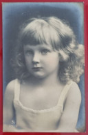 PH - Ph On CPA - PORTRAIT D'UNE FILLE AUX YEUX CLAIRS REGARDANT RESTER - Anonymous Persons