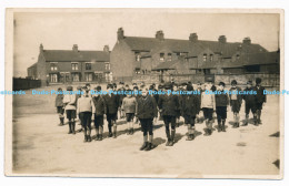 C000532 Children At An Unknown Old School. Postcard - Monde