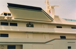 L - PHOTO ORIGINALE - BATEAU - 06 - ANTIBES - YACHT KINGDOM - PROPRIETE DU PRINCE SAOUDIEN AL WALEED - MARS 1993 - Boats