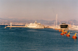 L - PHOTO ORIGINALE - BATEAU - 06 - ANTIBES - YACHT KINGDOM - PROPRIETE DU PRINCE SAOUDIEN AL WALEED - MARS 1993 - Boats