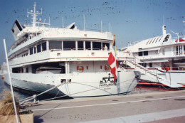 L - PHOTO ORIGINALE - BATEAU - 06 - ANTIBES - YACHT KINGDOM - PROPRIETE DU PRINCE SAOUDIEN AL WALEED - MARS 1993 - Boats