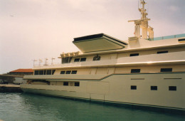 L - PHOTO ORIGINALE - BATEAU - 06 - ANTIBES - YACHT KINGDOM - PROPRIETE DU PRINCE SAOUDIEN AL WALEED - MARS 1993 - Bateaux