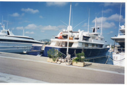 L - PHOTO ORIGINALE - BATEAU - ALPES MARITIMES - ANTIBES - YACHT CARINTHIA VI - OCTOBRE 1994 - Bateaux