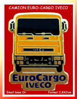 SUPER PIN'S CAMION ; EUROCARGO IVECO En émail Base OR? FORMAT 2x2?7CM - Tir à L'Arc