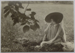 FEMME Au Chapeau Assise Dans L'herbe - Carte Postale Moderne Robert Demachy - Fotografie