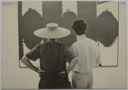 CHAPEAU / COUPLE Vu De Dos Devant Un Tableau - Carte Postale Moderne Reproduisant Photographie Daniel THIERRY - Fotografie