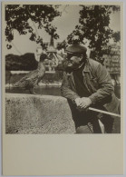 HOMME ET CANARD - Quais De Seine à Paris - Carte Postale Moderne Reproduisant Une Photo Robert Doisneau - Doisneau