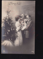 Joyeux Noël - Famille Près Du Sapin De Noël - Postkaart - Altri & Non Classificati