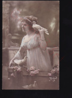 Myrka - Femme Aux Pigeons - Postkaart - Femmes