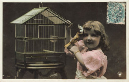 P8-enfants  FANTAISIES. SAZERAC PHOTO PETITE FILLE AVEC CAGE ET OISEAUX  DANS LA MAIN - Portraits