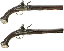 A FINE PAIR OF MID 18TH CENTURY 16-BORE SILVER MOUNTED - Armes Neutralisées