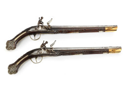 A PAIR OF OTTOMAN SILVER-MOUNTED ORIENTAL FLINTLOCK PISTOLS, CIRCA 1820 - 1830 - Decorative Weapons