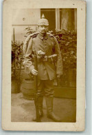 39803141 - Deutscher Landser Mit Pickelhaube Karabiner Vollem Marschgepaeck Und Einem Strauss Blumen Im Koppelschloss - Weltkrieg 1914-18