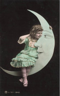 P8-enfants  FANTAISIES. MONTAGE   PETITE FILLE ASSISE DANS LA  LUNE - Portraits