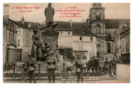 La Guerre De 1914 Dans Les Vosges - Saint-Dié Pendant L'Occupation Allemande - Les 1ers Cyclistes Sur La Place J-Ferry - Saint Die