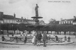 VITRY-le-FRANCOIS - Place D'Armes - Fontaine - Animé - Vitry-le-François