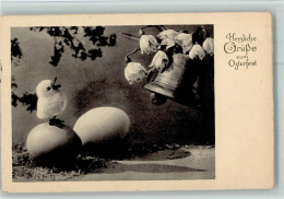 40118541 - Ostern  Kueken Sitzt Auf Einem Ei - Pâques