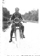 Photo Original 9x6 Cm -  Ancienne - MOTO - Homme Sur Une Moto. - Automobiles