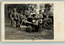 39883741 - Landser In Uniform Im Feldlager Mit Frisch Gebackenen Brot - Guerre 1914-18