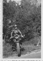 Photo Original 9x6 Cm -  Ancienne - MOTO - Homme Sur Une Moto. - Automobiles