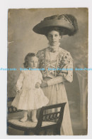 C001223 Woman And Child. Girl. Hat - World