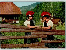 12069041 - Trachten Schwarzwald Frauen Am Gartenzaun - Autres & Non Classés