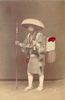 Photo Carte Albuminée Colorisée D'un Colporteur Japonais Vers 1900 Japan Hawker 1900's - Other & Unclassified