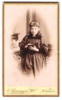 Fotografie E. Sparmeyer Witwe, Herrnhut I /S., Portrait Junges Mädchen Im Kleid Mit Einem Buch  - Personnes Anonymes