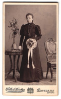 Fotografie Selle & Kuntze, Potsdam, Portrait Junge Dame Im Kleid Mit Blumenstrauss  - Personnes Anonymes