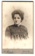 Fotografie C. Brasch, Berlin-W., Leipziger-Strasse 9, Portrait Hübsch Gekleidete Dame Mit Kragenbrosche  - Personnes Anonymes