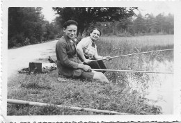 Photo Original 9x6 Cm -   Un Couple Sur Le Lac En Pêche Sportive - Personnes Anonymes