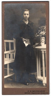 Fotografie F. G. Meinhardt, Erfurt, Magdeburger Strasse 27, Portrait Junge Dame Im Schwarzen Kleid  - Personnes Anonymes